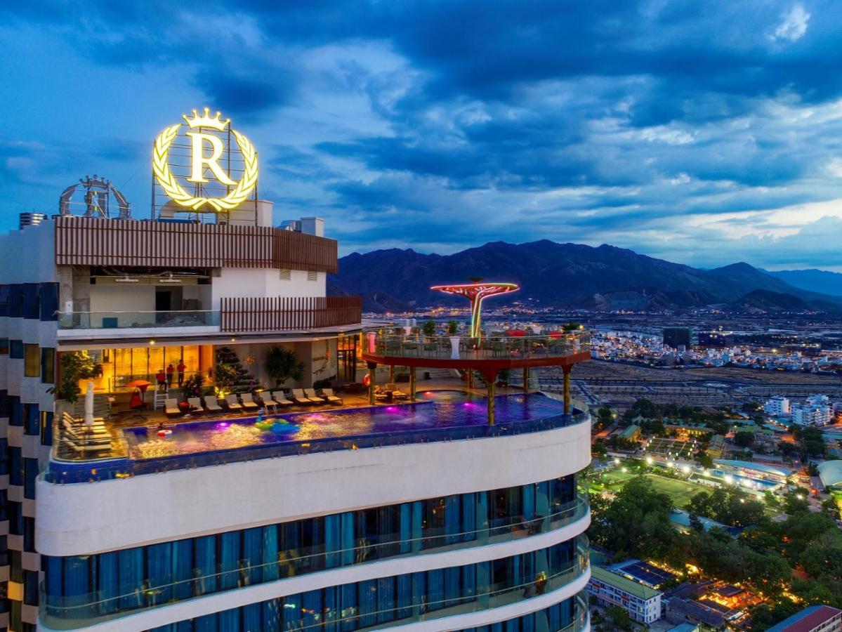 Regalia Gold Hotel Nha Trang Exterior foto Rooftop pool at Royal Hotel