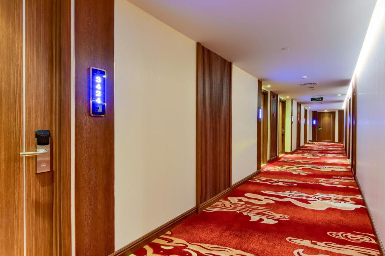 Regalia Gold Hotel Nha Trang Exterior foto A corridor at the hotel
