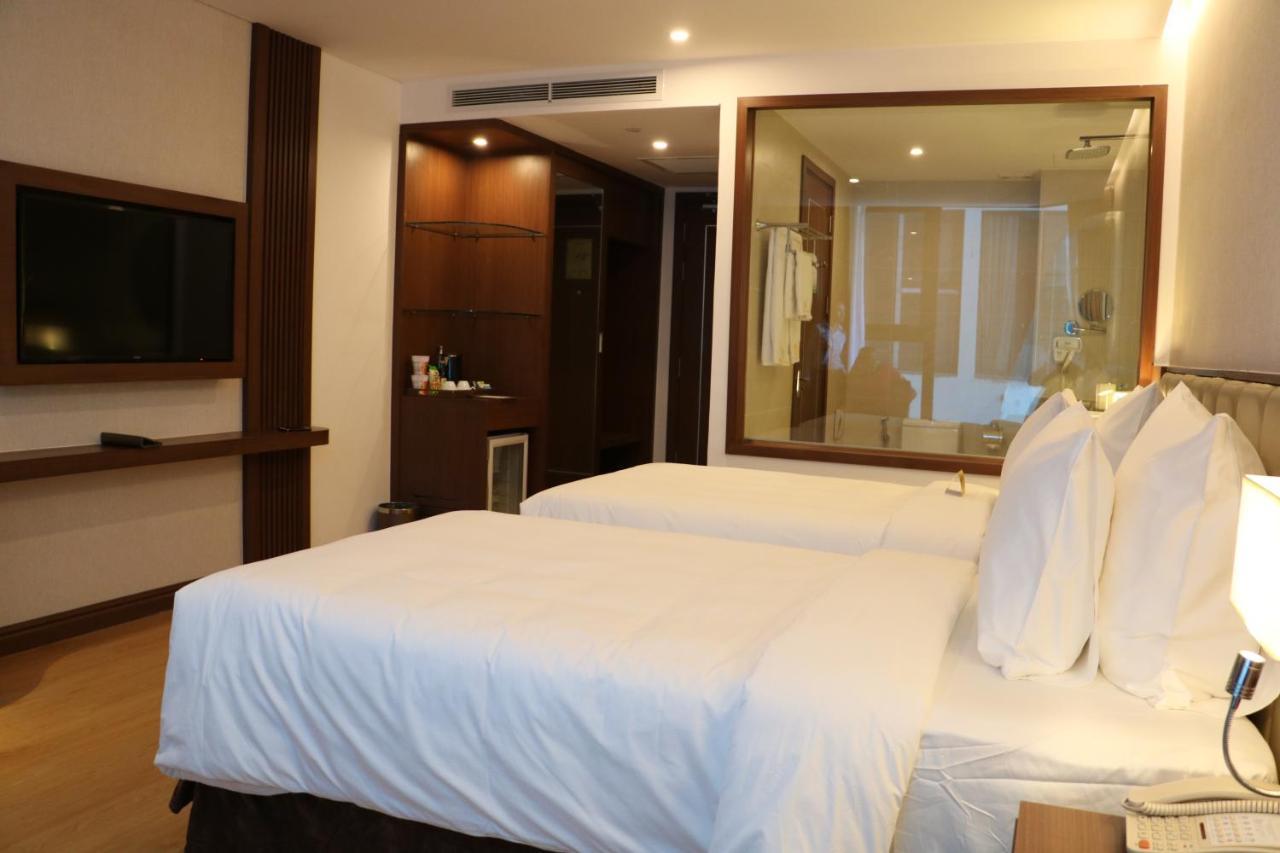 Regalia Gold Hotel Nha Trang Exterior foto A room at the hotel