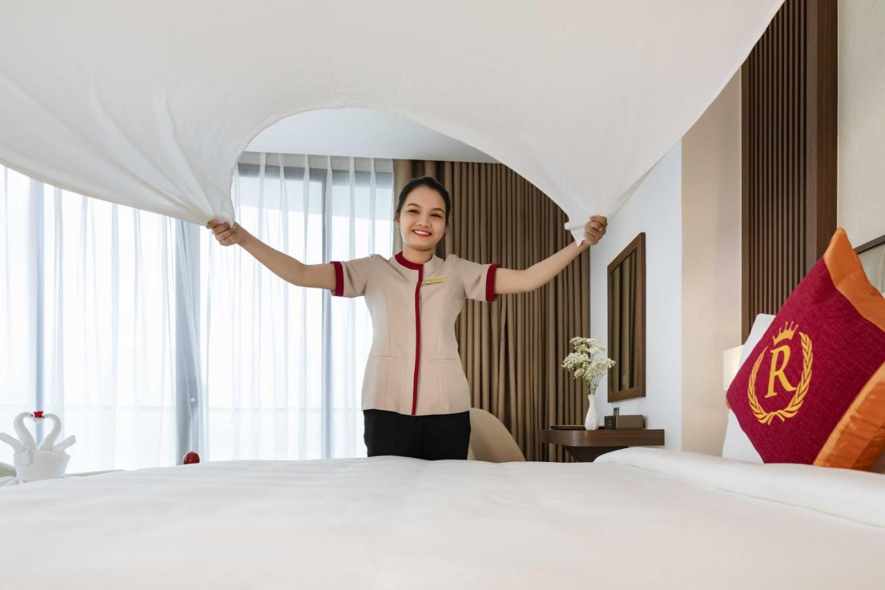 Regalia Gold Hotel Nha Trang Exterior foto A hotel maid making a bed