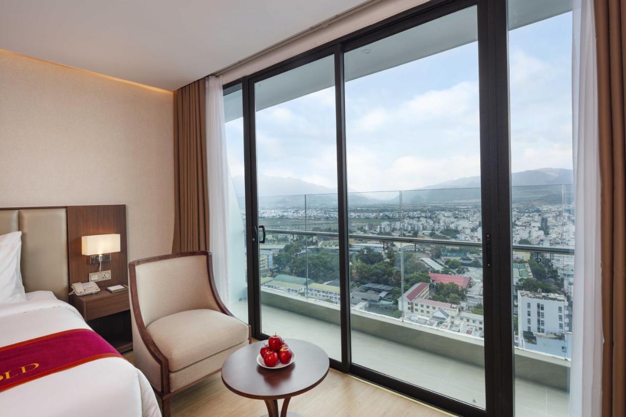 Regalia Gold Hotel Nha Trang Exterior foto A room at the hotel