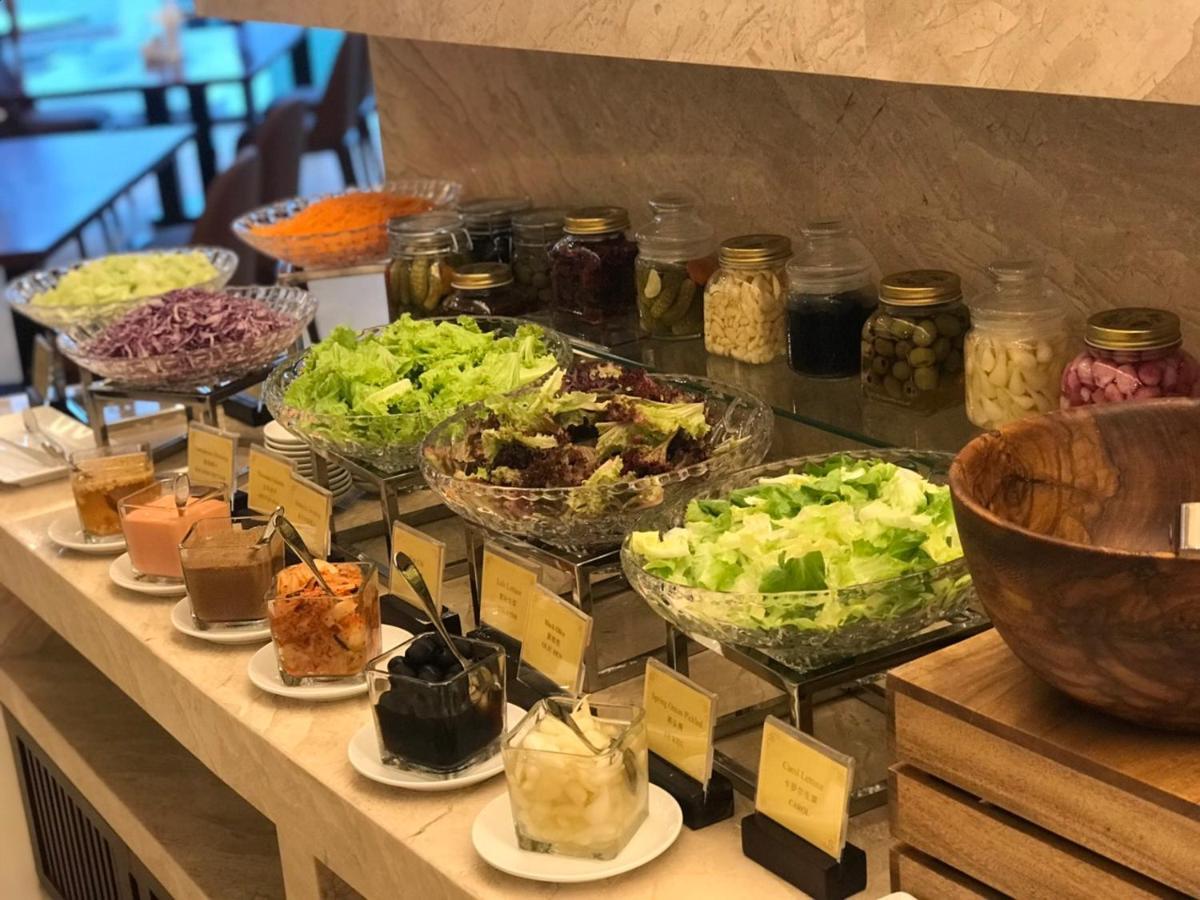 Regalia Gold Hotel Nha Trang Exterior foto A salad bar