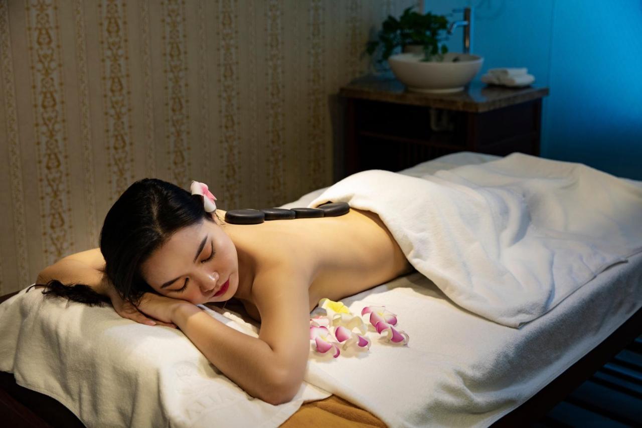Regalia Gold Hotel Nha Trang Exterior foto A woman receiving a massage